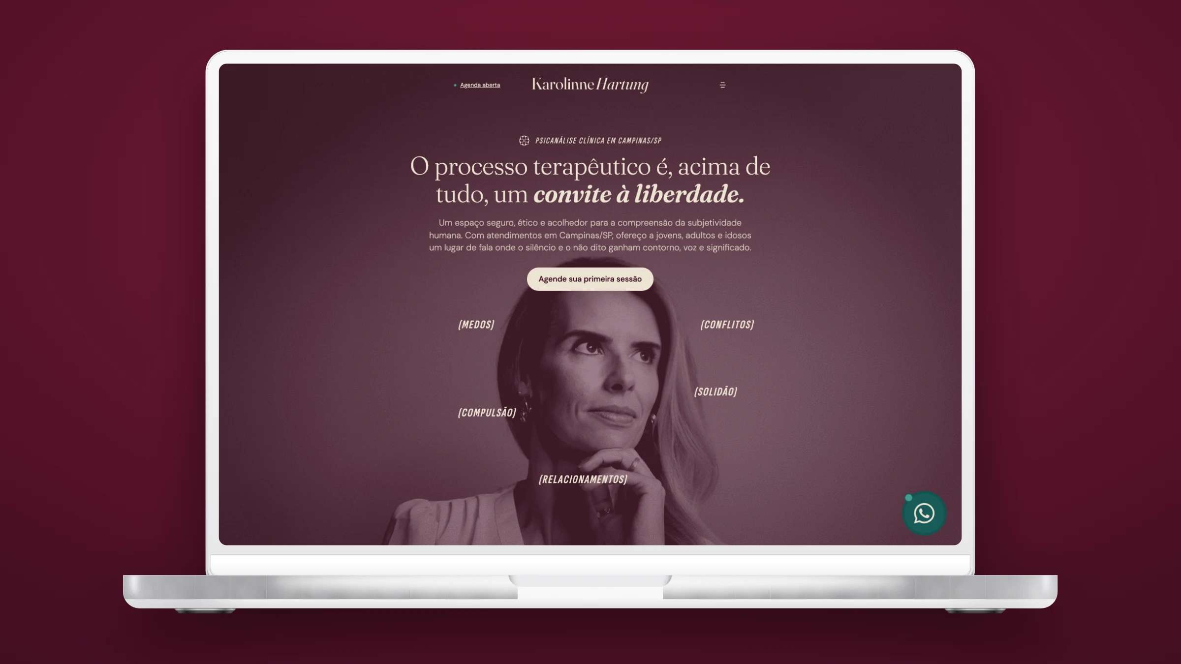 Home page of karolinnehartung.com.br on a MacBook, on a bordeaux background