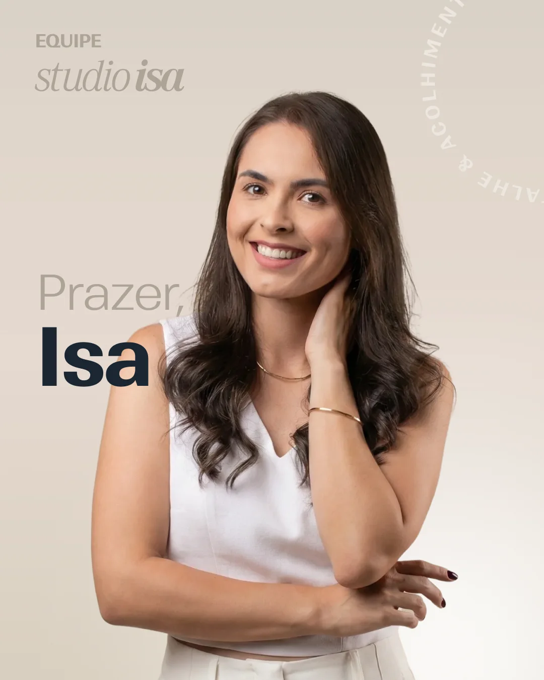 Portrait of Isa in a team post, with the line Prazer, Isa