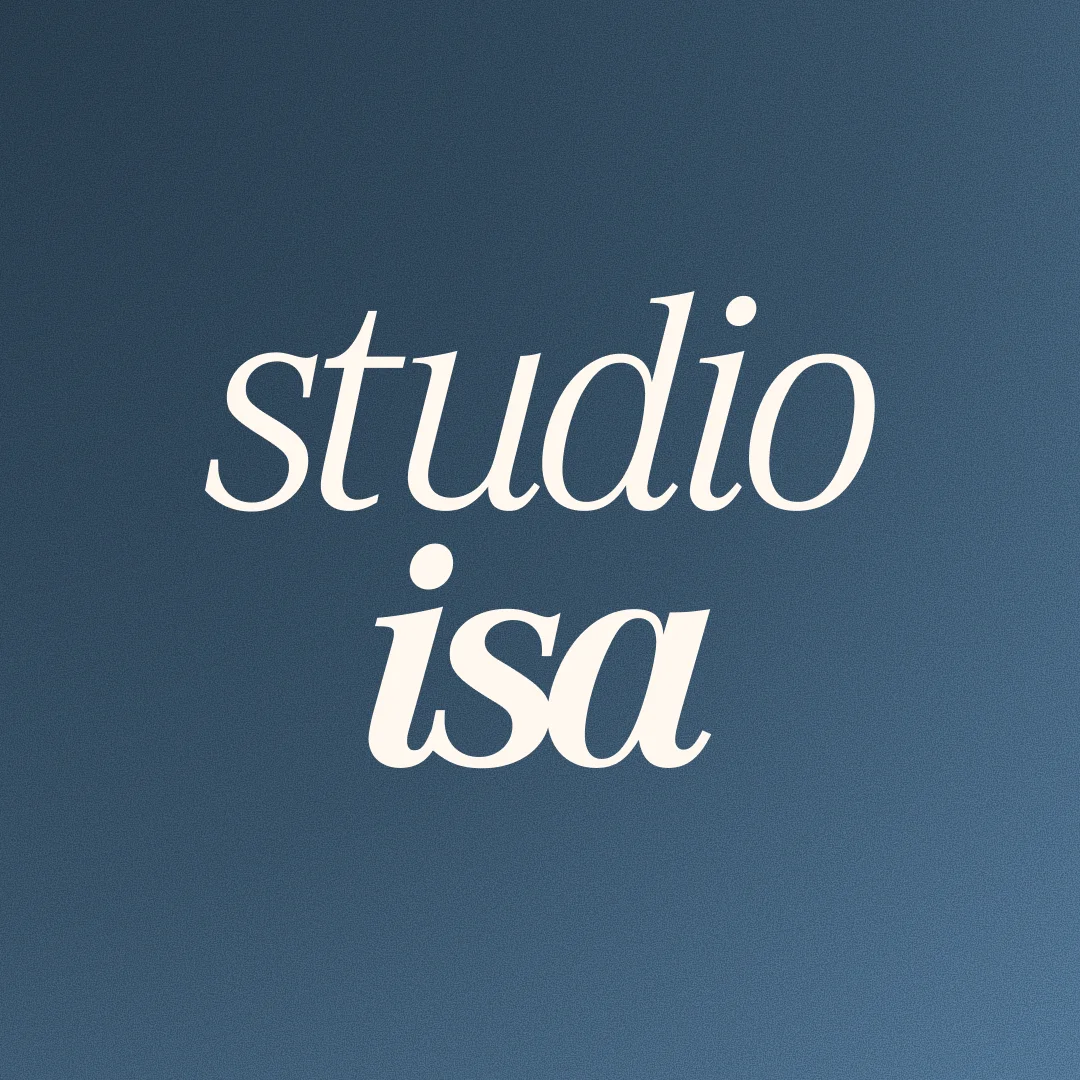 Studio isa logotype on two lines, in beige on a blue gradient