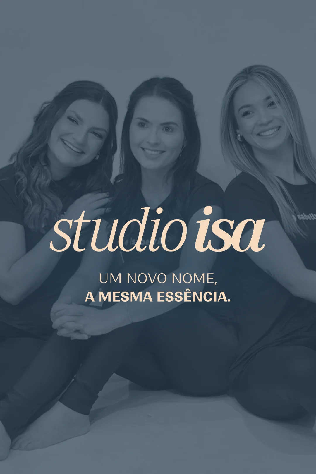 Story with three smiling women on blue and the text studio isa, um novo nome, a mesma essência