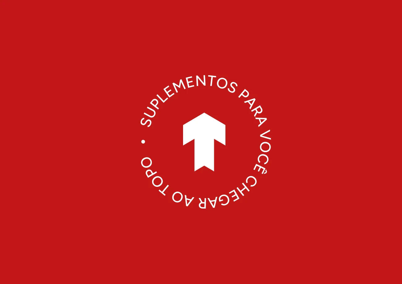 Circular seal with the arrow icon and the text Suplementos para você chegar ao topo, in white on red